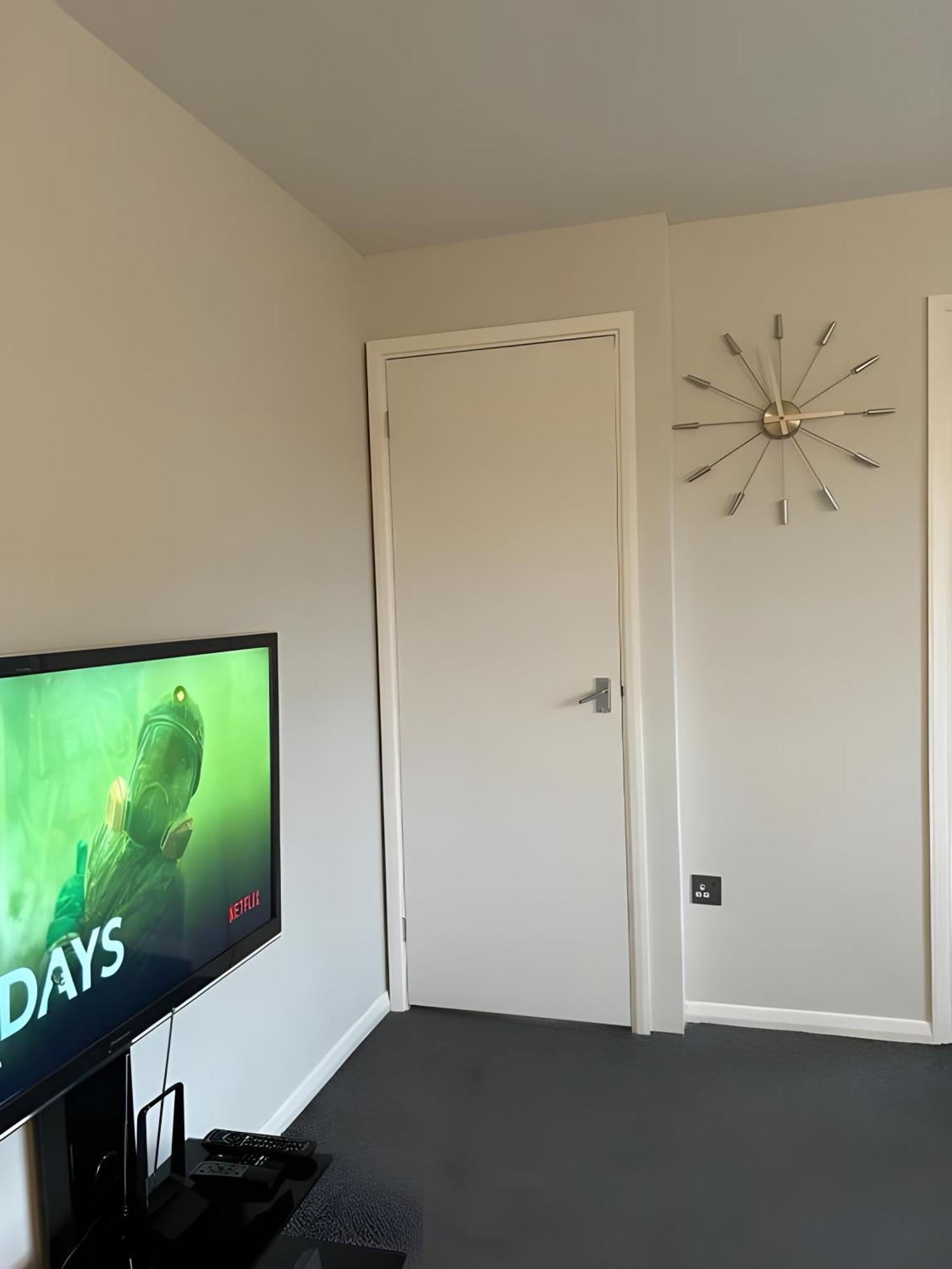 Sleek & Stylish - E15 Apartment With Parking Лондон Екстер'єр фото