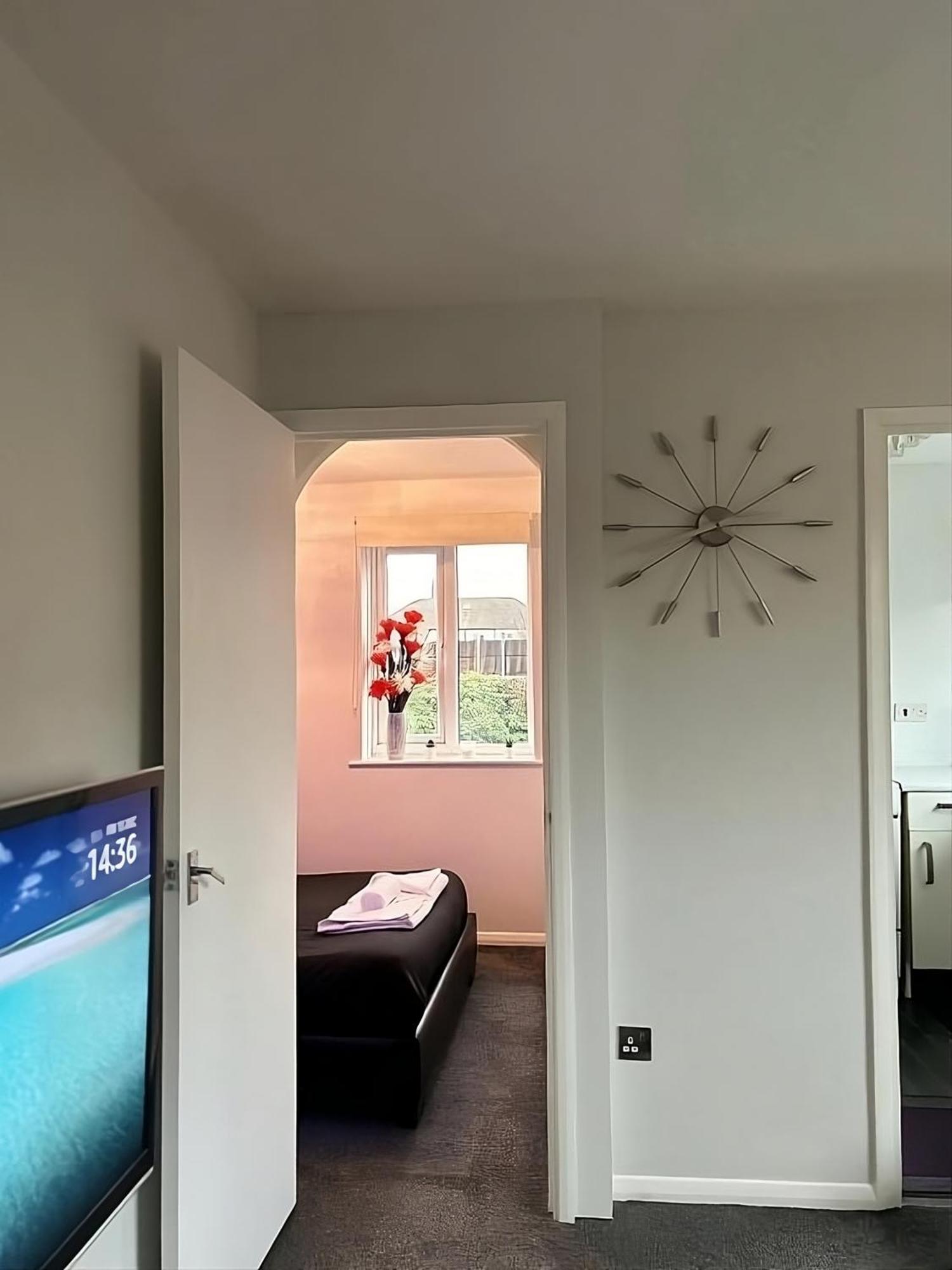 Sleek & Stylish - E15 Apartment With Parking Лондон Екстер'єр фото