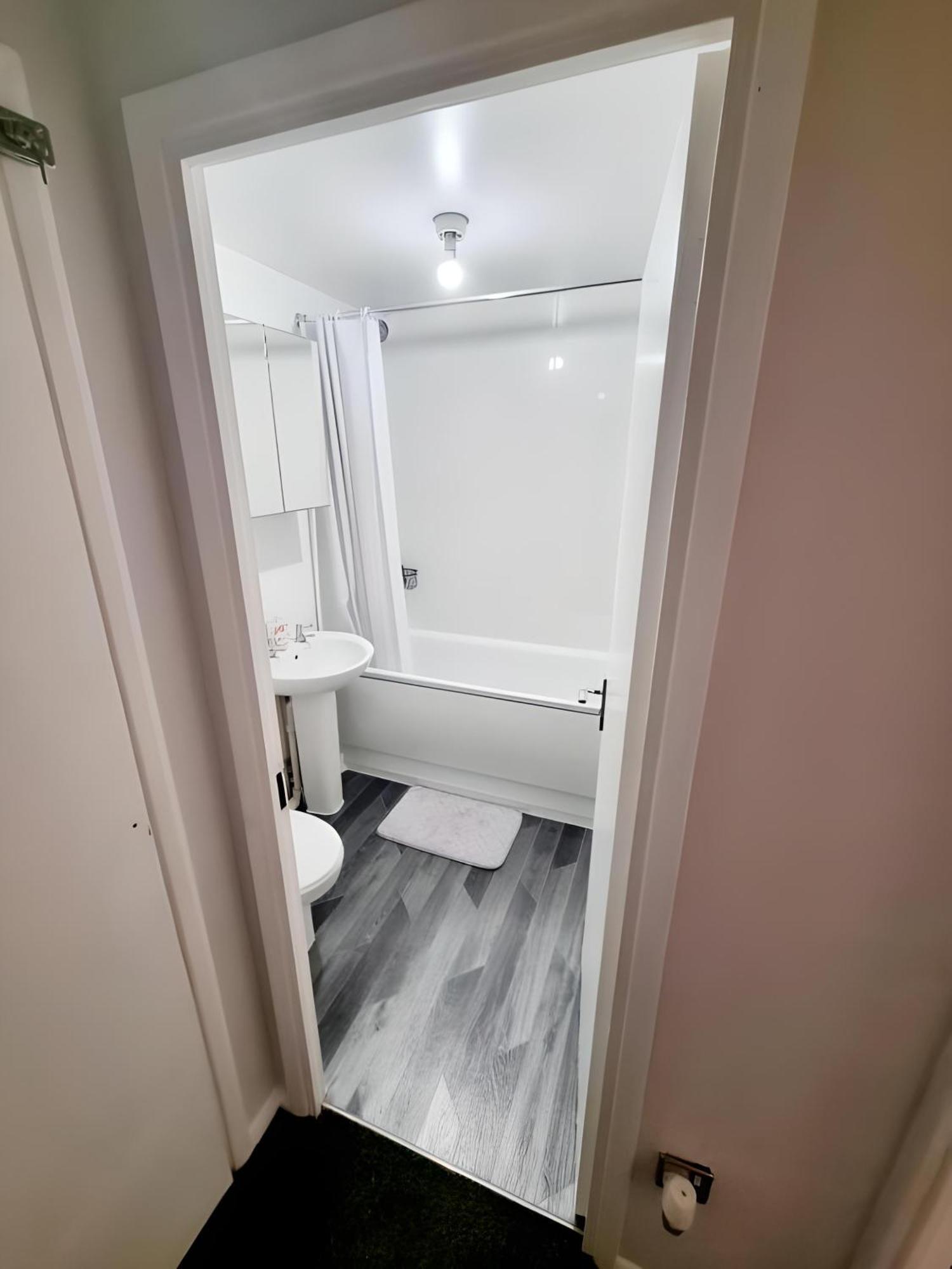 Sleek & Stylish - E15 Apartment With Parking Лондон Екстер'єр фото